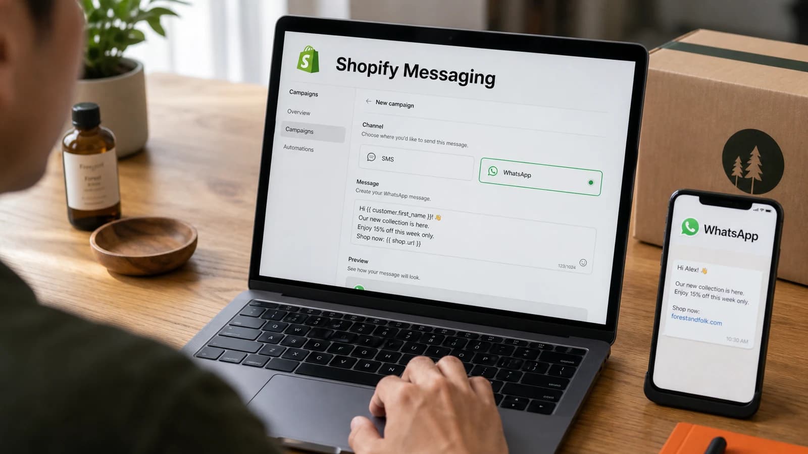 Comerciante preparando una campaña de WhatsApp en Shopify Messaging desde un portátil junto a un móvil con la vista previa